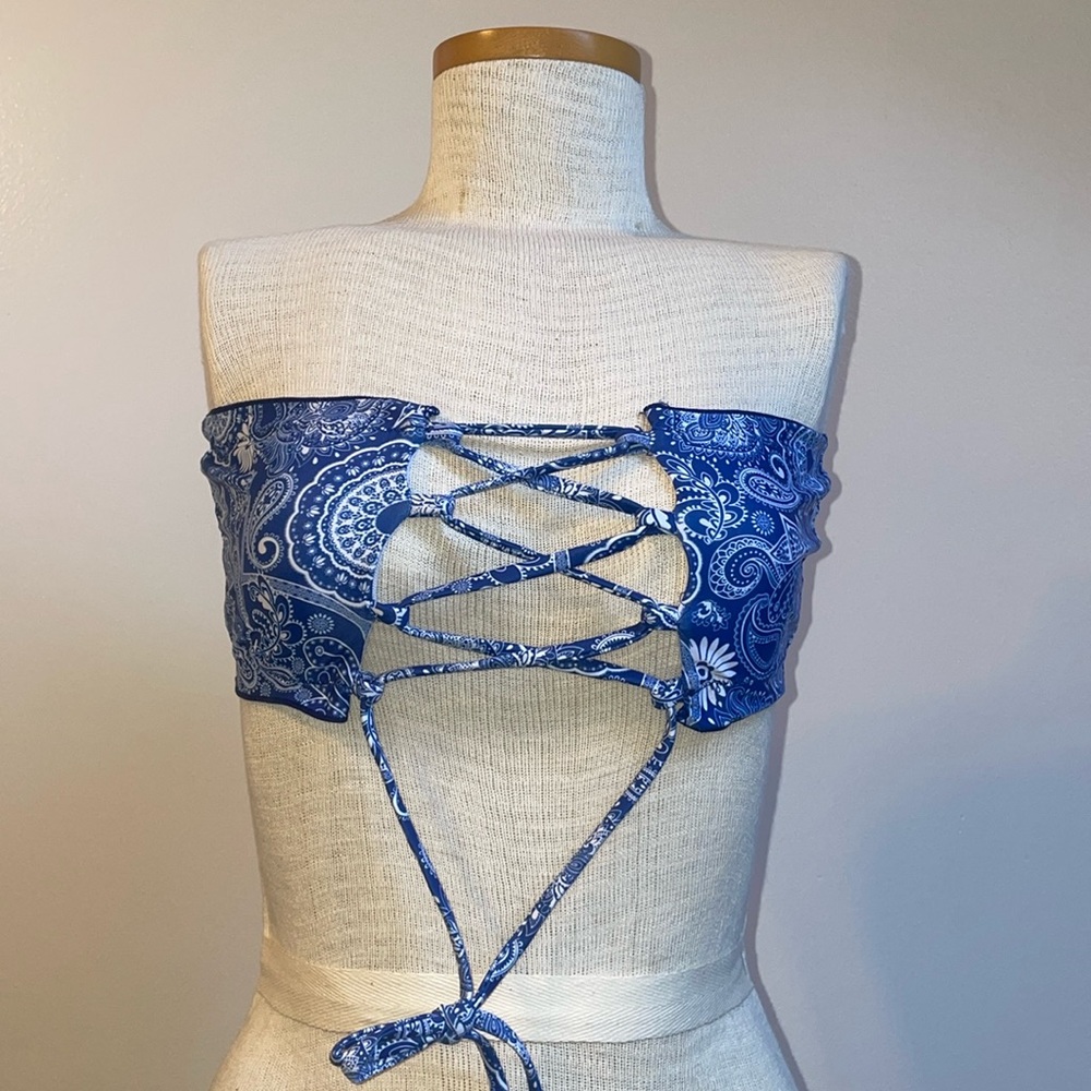 ❤️ 3/25$ Brand new bathing suit size small. Blue, white. Rad print!